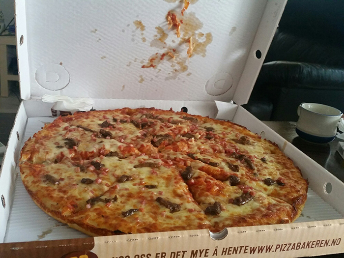 Это Светик недавно прислала фотку =) Обычная пицца, но большущая...